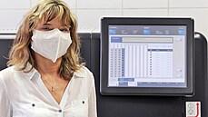 Lékařka Miloslava Janoušková před ovládacím panelem přístroje Liaison XL, ve... Lékařka Miloslava Janoušková před ovládacím panelem přístroje Liaison XL, ve...