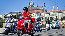 Přes dvě stě skútrů Vespa se vydalo na jízdu Prahou. (19. června 2021) Přes dvě stě skútrů Vespa se vydalo na jízdu Prahou. (19. června 2021)