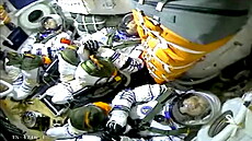 Z kosmodromu v poušti Gobi odstartovala do vesmíru čínská loď Šen-čou 12 s... Z kosmodromu v poušti Gobi odstartovala do vesmíru čínská loď Šen-čou 12 s...