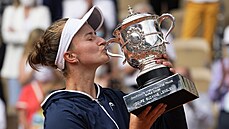 Barbora Krejčíková líbá pohár Suzanne Lenglenové pro vítězku dvouhry na Roland... Barbora Krejčíková líbá pohár Suzanne Lenglenové pro vítězku dvouhry na Roland...