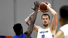 Federiko Federiko z Finska blokuje Ondřeje Balvína v přípravném duelu. Federiko Federiko z Finska blokuje Ondřeje Balvína v přípravném duelu.