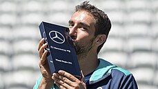 Chorvat Marin Čilič s trofejí pro vítěze turnaje ve Stuttgartu Chorvat Marin Čilič s trofejí pro vítěze turnaje ve Stuttgartu