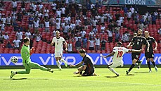 Angličan Raheem Sterling (10, v bílém) střílí úvodní gól utkání s Chorvatskem. Angličan Raheem Sterling (10, v bílém) střílí úvodní gól utkání s Chorvatskem.