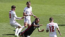 Luka Modrič (v černém) v obklíčení anglických fotbalistů Luka Modrič (v černém) v obklíčení anglických fotbalistů