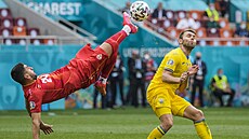 Severomakedonec Daniel Avramovski se pokouší o efektní zakončení nůžkami v... Severomakedonec Daniel Avramovski se pokouší o efektní zakončení nůžkami v...