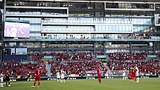 Fotbalisté Dánska a Belgie přerušili zápas, aby na dálku pozdravil Christiana... Fotbalisté Dánska a Belgie přerušili zápas, aby na dálku pozdravil Christiana...