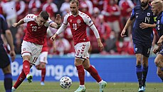 Jonas Wind z Dánska stílí, sleduje ho spoluhrá Chrstian Eriksen (.10).