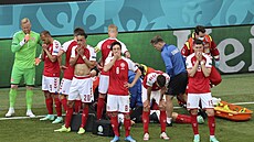 Dánští fotbalisté jsou shromáždění okolo Christiana Eriksena, kterému se věnují... Dánští fotbalisté jsou shromáždění okolo Christiana Eriksena, kterému se věnují...