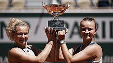 Barbora Krejčíková (vpravo) a Kateřina Siniaková pózují s pohárem pro vítězky... Barbora Krejčíková (vpravo) a Kateřina Siniaková pózují s pohárem pro vítězky...
