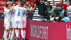 Čeští fotbalisté se radují z gólu do sítě Skotska. Čeští fotbalisté se radují z gólu do sítě Skotska.