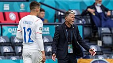 Český kouč Jaroslav Šilhavý udává pokyny během zápasu se Skotskem. Český kouč Jaroslav Šilhavý udává pokyny během zápasu se Skotskem.