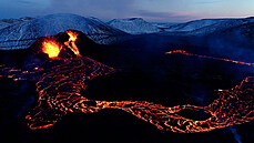 Erupce islandské sopky Fagradalsfjall v údolí Geldingadalir Erupce islandské sopky Fagradalsfjall v údolí Geldingadalir