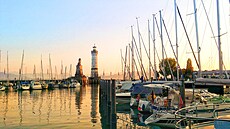 V přístavu v Lindau denně v přistává až padesát jachet či motorových lodí. V přístavu v Lindau denně v přistává až padesát jachet či motorových lodí.