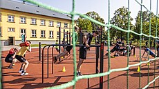 Workoutová hřiště jsou mezi mladými velmi oblíbená. Workoutová hřiště jsou mezi mladými velmi oblíbená.