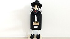 V Krakově prodávají figurky žida s mincí. V Krakově prodávají figurky žida s mincí.