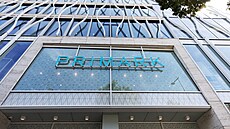 Prodejna Primark se nachází v horní části Václavského náměstí v Praze. (15.... Prodejna Primark se nachází v horní části Václavského náměstí v Praze. (15....