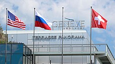 Na letišti v Ženevě vlají vlajky USA, Ruska a Švýcarska před schůzkou... Na letišti v Ženevě vlají vlajky USA, Ruska a Švýcarska před schůzkou...