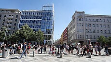 Primark v Praze otevřel, fronta se táhne až od sochy sv. Václava. (17. června... Primark v Praze otevřel, fronta se táhne až od sochy sv. Václava. (17. června...