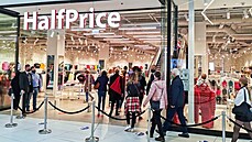 Polská skupina CCC chystá otevření obchodu řetězce HalfPrice v Česku. (17.... Polská skupina CCC chystá otevření obchodu řetězce HalfPrice v Česku. (17....