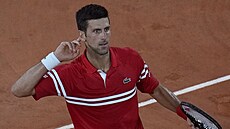 Srb Novak Djokovi hecuje diváky v semifinále Roland Garros.