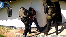 Policie zadržela v Karlovarském kraji mezinárodně hledaného zločince Policie zadržela v Karlovarském kraji mezinárodně hledaného zločince