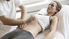 Součástí doporučených procedur je masáž břicha. Součástí doporučených procedur je masáž břicha.