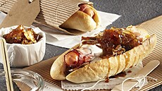 Hot dog s prutem a karamelizovanou cibul