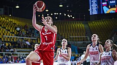 Alena Hanušová zakončuje českou akci během prvního zápasu ME basketbalistek... Alena Hanušová zakončuje českou akci během prvního zápasu ME basketbalistek...