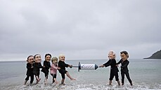 Skupina aktivistů se u příležitosti summitu zemí G7 převlékla za lídry těchto... Skupina aktivistů se u příležitosti summitu zemí G7 převlékla za lídry těchto...