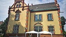 Vilu s červenými cihlami nechal před 113 lety postavit v břeclavské Poštorné... Vilu s červenými cihlami nechal před 113 lety postavit v břeclavské Poštorné...
