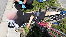 Záchranáři V Pardubicích ošetřovali cyklistu, u kterého bylo podezření, že ho... Záchranáři V Pardubicích ošetřovali cyklistu, u kterého bylo podezření, že ho...