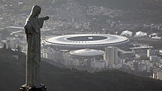 Na fotce z Rio de Janeira dominuje socha Krista Spasitele a stadion Estádio do...