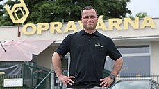 Podnikatel Jan Charvát se žlutým logem Opravárny za sebou na pražském Bohdalci. Podnikatel Jan Charvát se žlutým logem Opravárny za sebou na pražském Bohdalci.