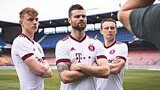 Sparťané Adam Karabec, Ondřej Čelůstka a Ladislav Krejčí (zleva) pózují v... Sparťané Adam Karabec, Ondřej Čelůstka a Ladislav Krejčí (zleva) pózují v...