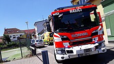 Hasiči se k požáru rodinného domu špatně dostávali. Příjezd jim 17. června 2021... Hasiči se k požáru rodinného domu špatně dostávali. Příjezd jim 17. června 2021...