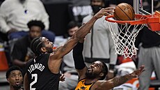 Kawhi Leonard z Los Angeles Clippers procpal míč do obroučky, Derrick Favors z... Kawhi Leonard z Los Angeles Clippers procpal míč do obroučky, Derrick Favors z...