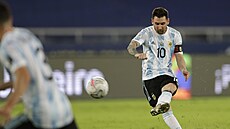 Argentinský kapitán Lionel Messi stílí gól z pímého kopu v utkání Copa...