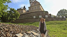Markéta Kouřilová, kastelánka zámku Raduň, na novém rybničním náspu pod zámkem. Markéta Kouřilová, kastelánka zámku Raduň, na novém rybničním náspu pod zámkem.