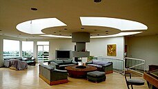 Obývací pokoj má tém 60 metr tvereních a hlavn rozmrné kruhové okno ve...