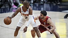 Chris Paul,(vlevo) z Phoenixu se snaží vyzrát na Facunda Campazze z Denveru. Chris Paul,(vlevo) z Phoenixu se snaží vyzrát na Facunda Campazze z Denveru.