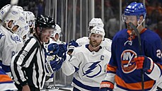Steven Stamkos a další hráči Tampy Bay přijímají od spoluhráčů ze střídačky... Steven Stamkos a další hráči Tampy Bay přijímají od spoluhráčů ze střídačky...