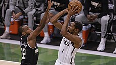 Kevin Durant z Brooklynu se chstá vypustit míč na koš Milwuukee, brání ho Khris... Kevin Durant z Brooklynu se chstá vypustit míč na koš Milwuukee, brání ho Khris...