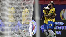 Brazilci Gabriel Barbosa (vpravo)¨a Neymar se radují z gólu v zápase s... Brazilci Gabriel Barbosa (vpravo)¨a Neymar se radují z gólu v zápase s...