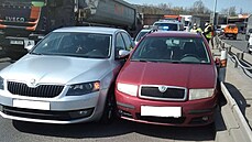 Po rychlé jízdě v Kbelské ulici skončila dvě auta nabouraná. Policie hledá... Po rychlé jízdě v Kbelské ulici skončila dvě auta nabouraná. Policie hledá...