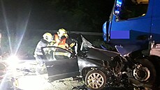 Mladý řidič narazil do kamionu a na místě zemřel, dva spolujezdci utrpěli vážná... Mladý řidič narazil do kamionu a na místě zemřel, dva spolujezdci utrpěli vážná...