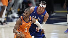 Chris Paul z Phoenixu u míče, brání ho Aaron Gordon z Denveru. Chris Paul z Phoenixu u míče, brání ho Aaron Gordon z Denveru.
