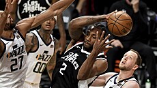 Kawhi Leonard z LA Clippers s míčem v duelu s Utahem Kawhi Leonard z LA Clippers s míčem v duelu s Utahem