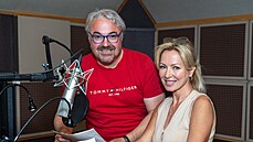 Martin Zounar a Kateina Broová pi nahrávání audioknihy Regái (2021)