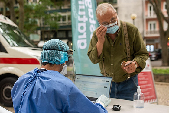 Portugalec se nechává testovat na koronavirus. Lisabon kvli variant delta el...