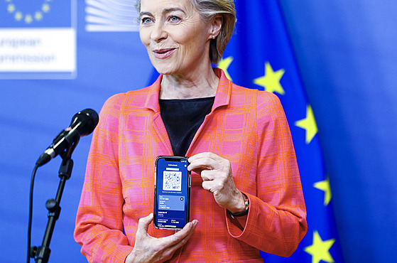 Předsedkyně Evropské komise Ursula von der Leyenová ukazuje evropskı digitální...